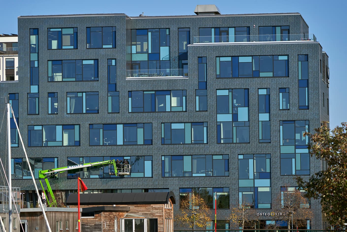 Modern byggnad med stora fönster, få kontakt med BRF24 för bostadsrättsföreningar.